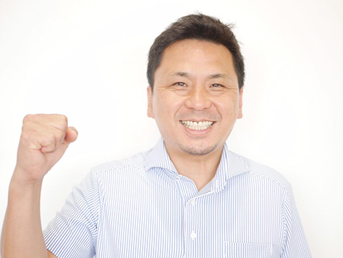 ガッツポーズをする松井代表